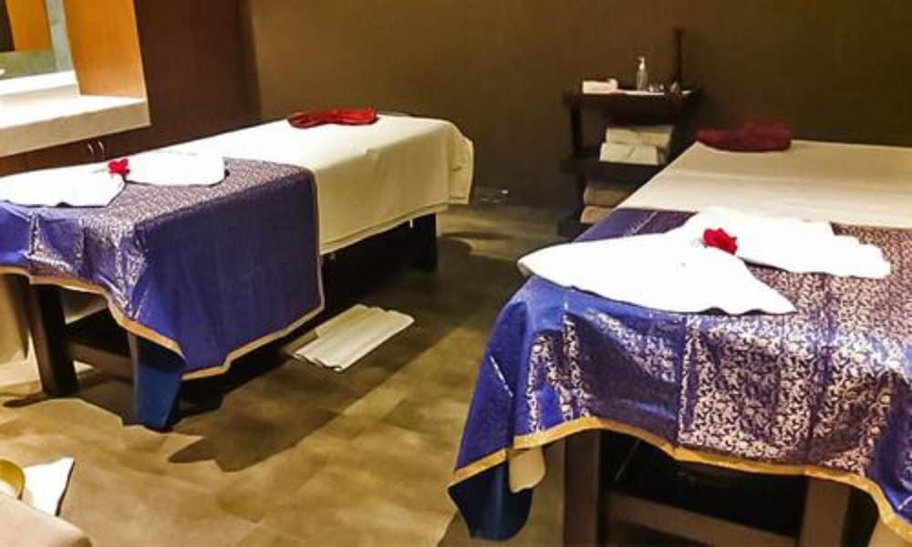 Radisson Mumbai Andheri Midc Екстериор снимка Massage beds at a spa
