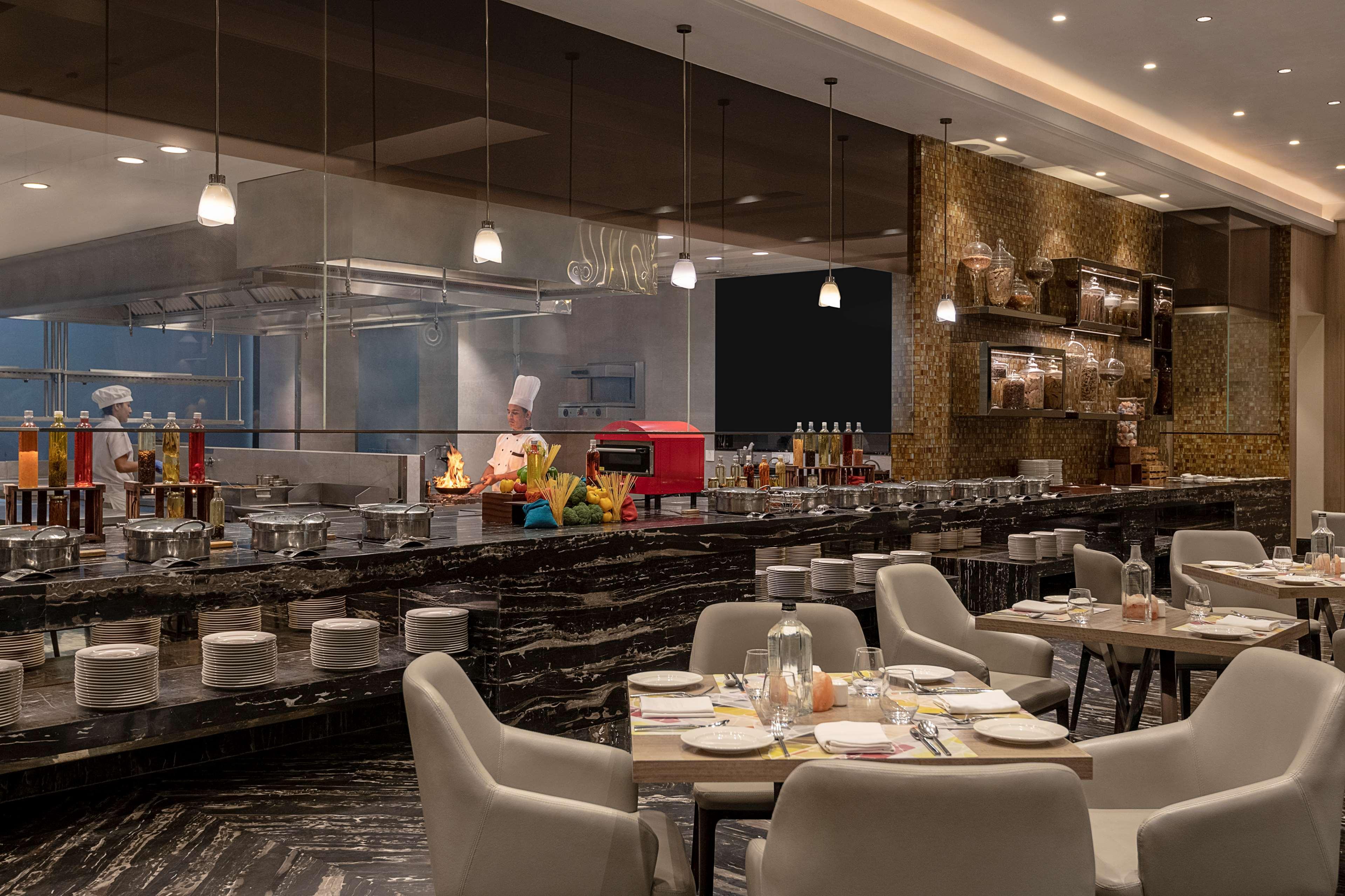 Radisson Mumbai Andheri Midc Екстериор снимка The restaurant