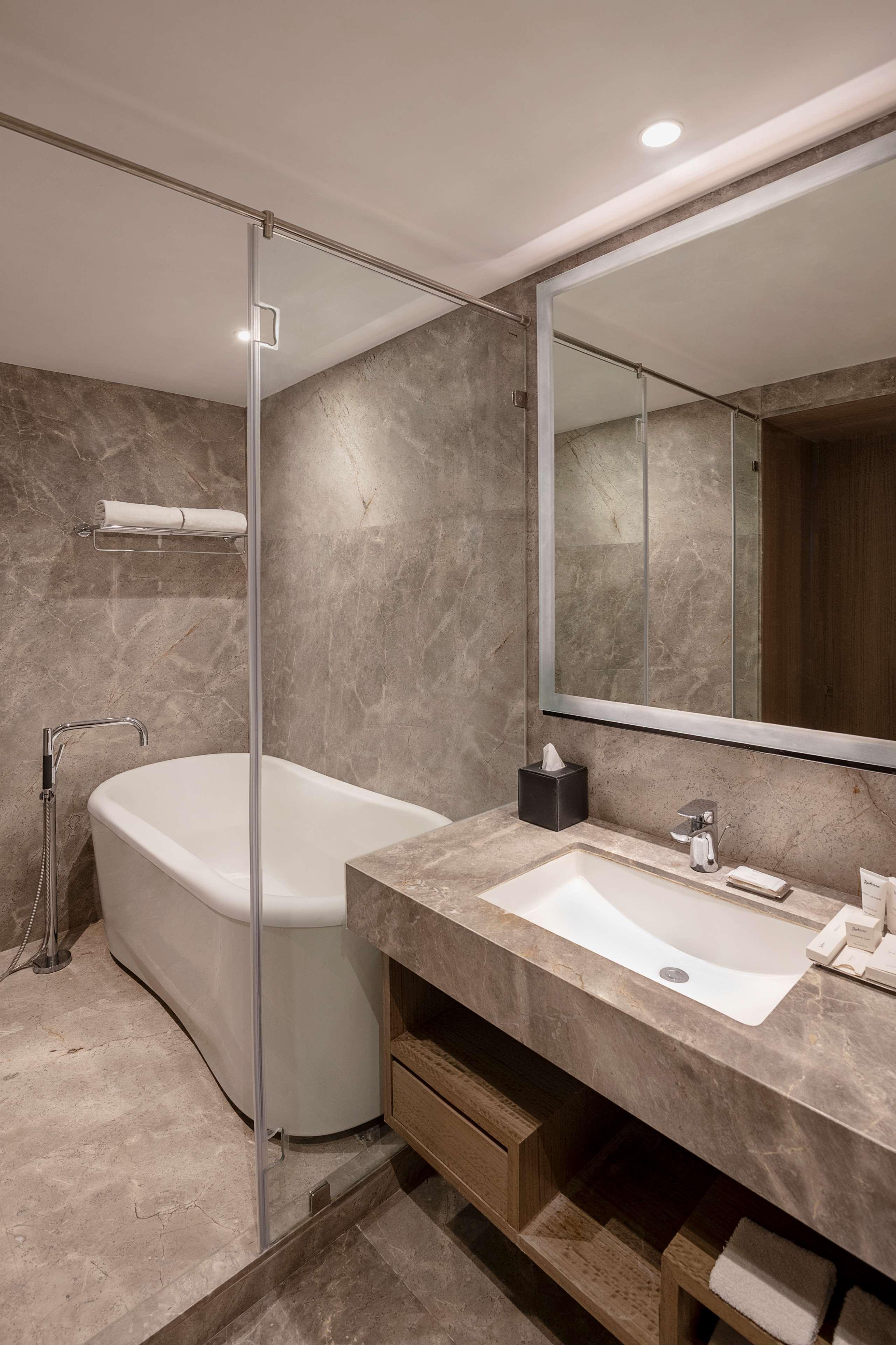 Radisson Mumbai Andheri Midc Екстериор снимка Bathroom
