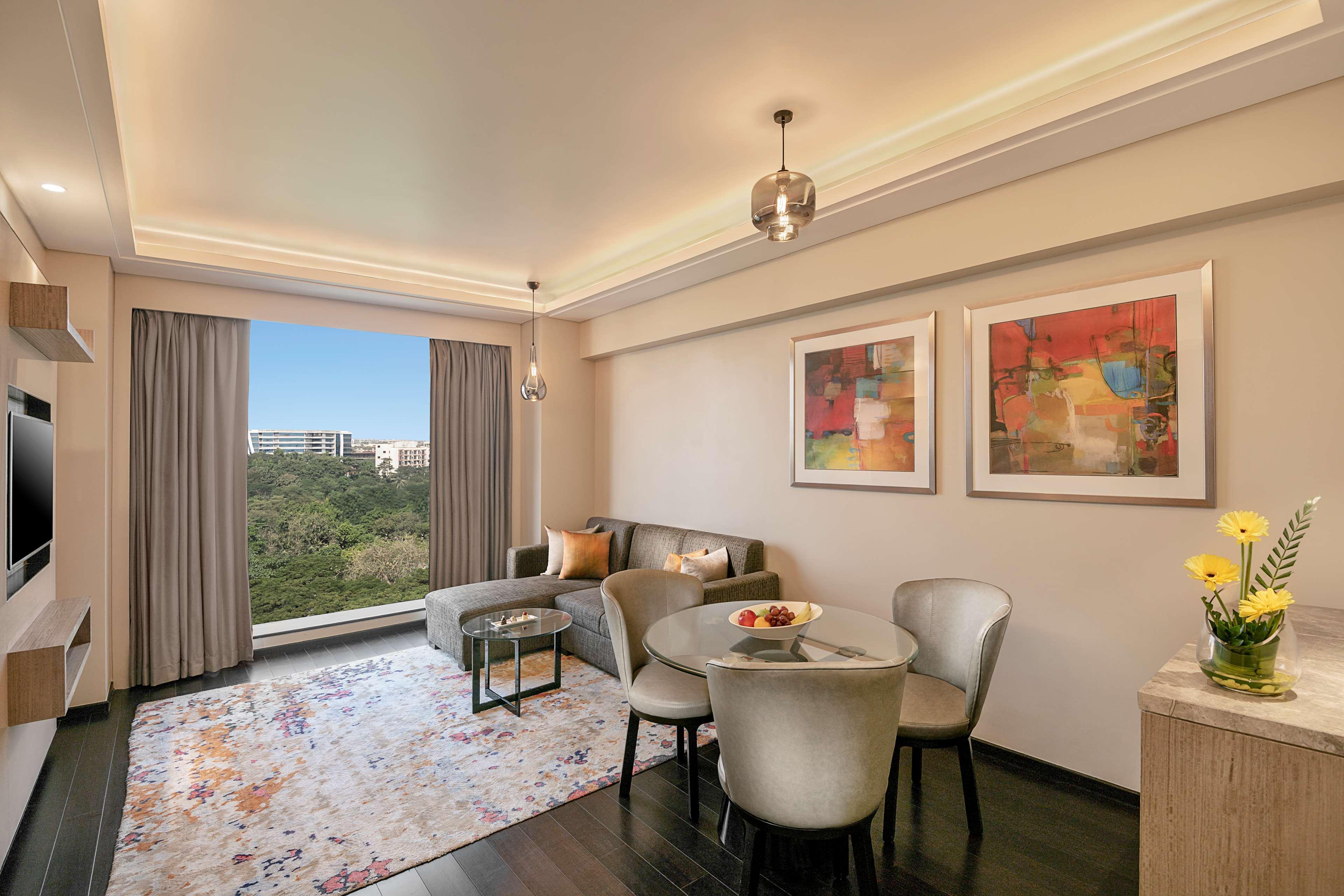 Radisson Mumbai Andheri Midc Екстериор снимка A living room at the Taj Mahal Palace