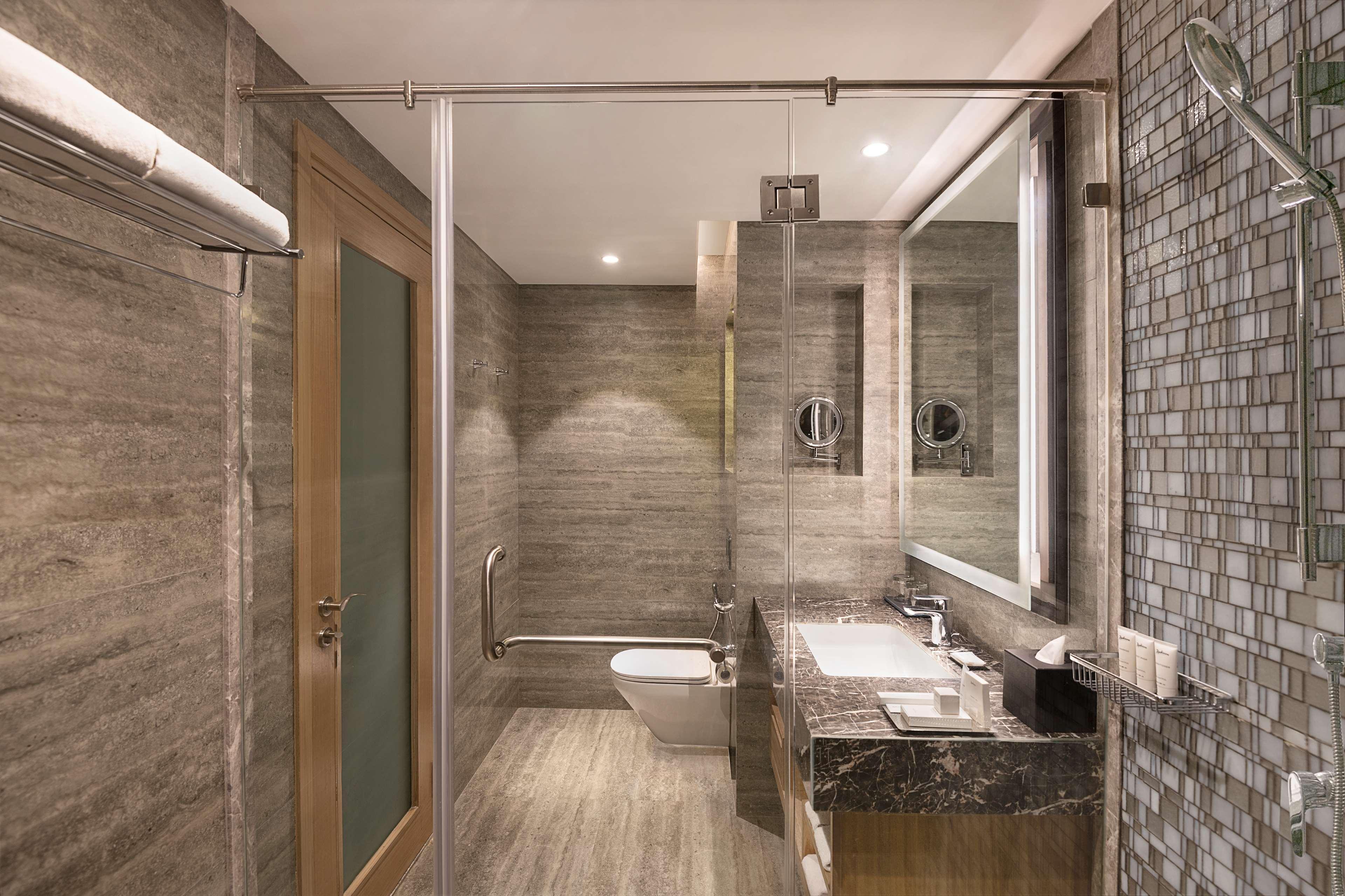 Radisson Mumbai Andheri Midc Екстериор снимка Bathroom