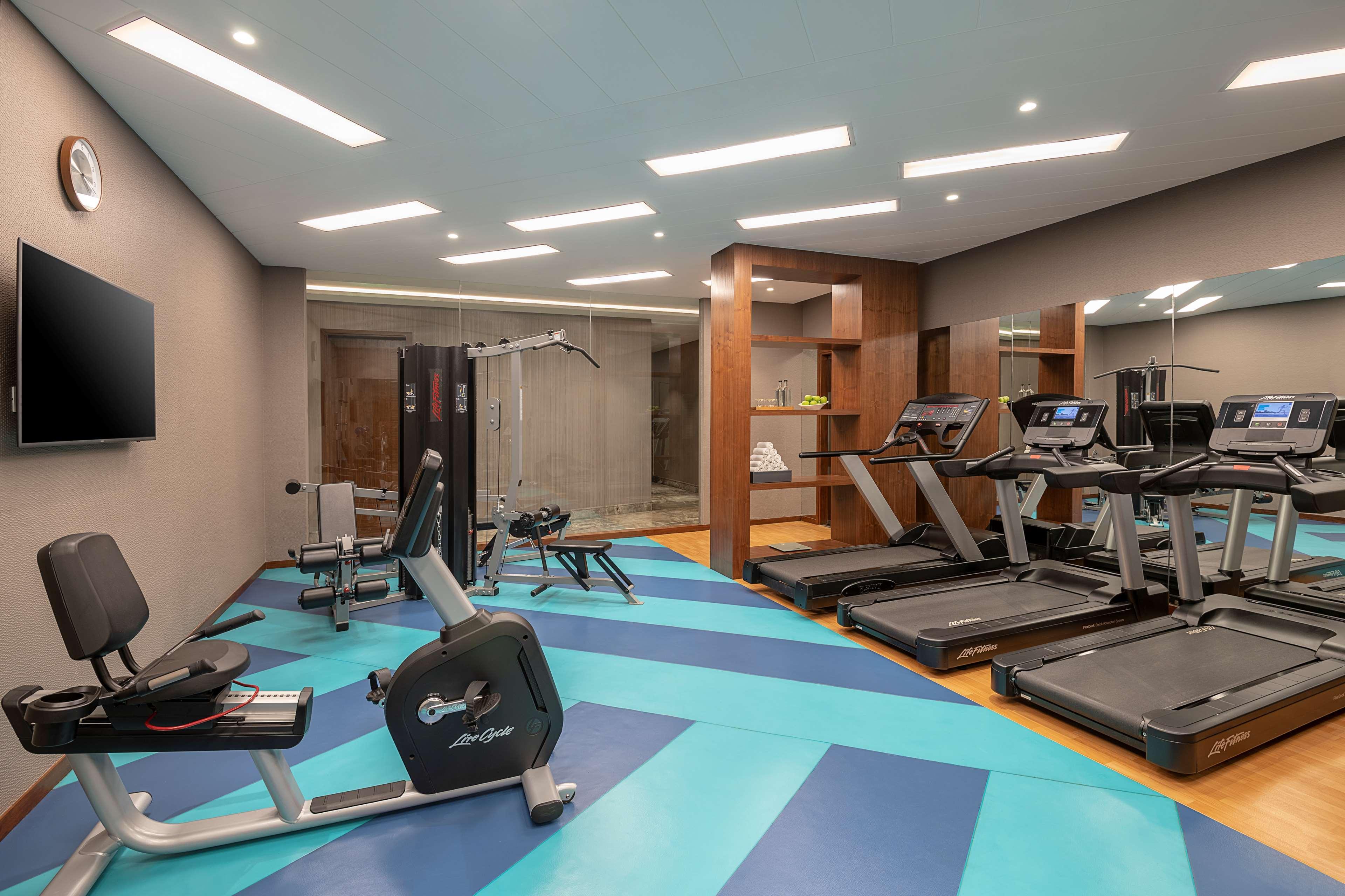 Radisson Mumbai Andheri Midc Екстериор снимка The gym at the hotel
